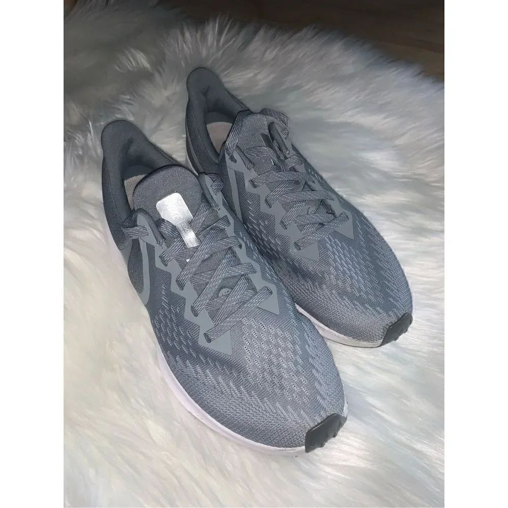Nike running sneakers size 8  zoom windflow 6 gray